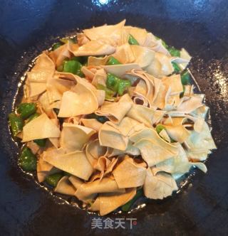 青椒炒豆腐皮的做法步骤：9