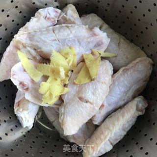 可乐鸡翅的做法步骤：1