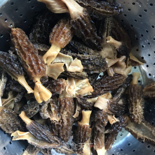 羊肚菌炒青菜的做法步骤：4