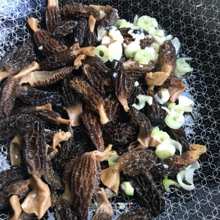 羊肚菌炒青菜的做法步骤：7