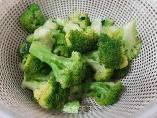 凉拌西蓝花的做法步骤：1
