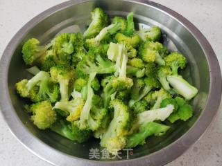 凉拌西蓝花的做法步骤：2