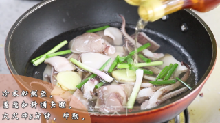 酱香蒜台鱿鱼的做法步骤：2