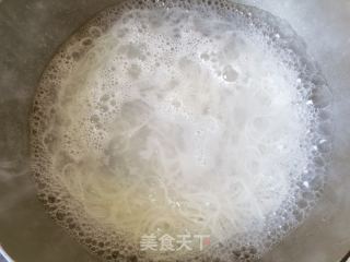 蒜蓉辣酱拌米线的做法步骤：5