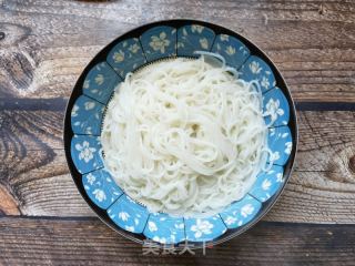 蒜蓉辣酱拌米线的做法步骤：6