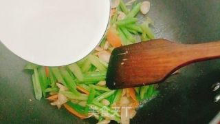 西芹炒百合的做法步骤：7