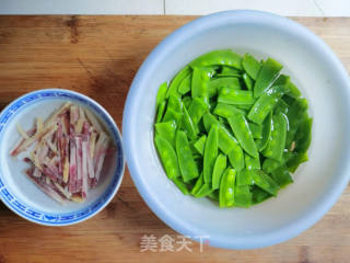 荷兰豆炒咸肉的做法步骤：1