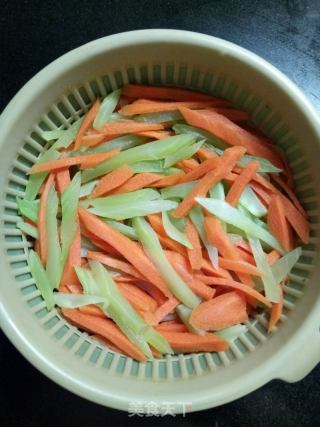 胡萝卜拌莴笋的做法步骤：3