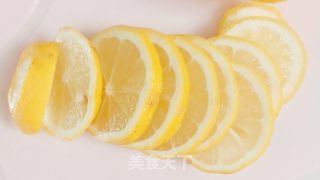 柠檬蜂蜜水的做法步骤：2