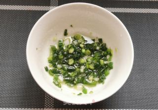 牛奶葱油花卷和荷叶饼的做法步骤：2