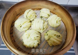 牛奶葱油花卷和荷叶饼的做法步骤：11