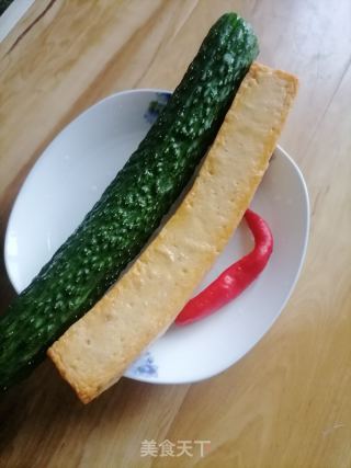 鱼豆腐炒黄瓜的做法步骤：1