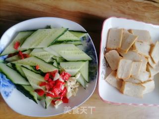鱼豆腐炒黄瓜的做法步骤：2