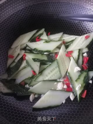 鱼豆腐炒黄瓜的做法步骤：3