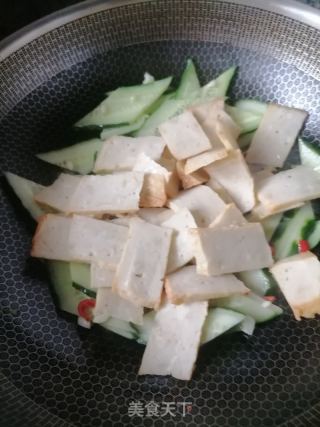 鱼豆腐炒黄瓜的做法步骤：4