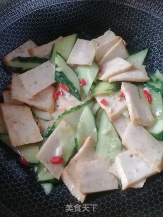 鱼豆腐炒黄瓜的做法步骤：6