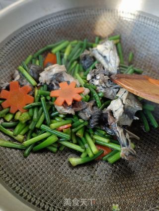 蒜苔炒乌鸡的做法步骤：7