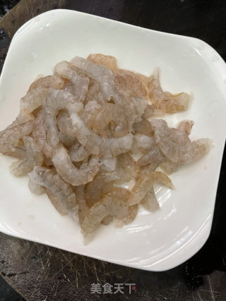 西蓝花炒虾仁的做法步骤：1