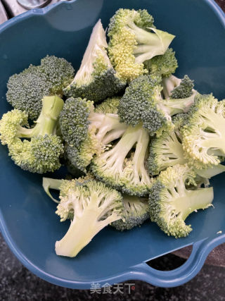 西蓝花炒虾仁的做法步骤：2