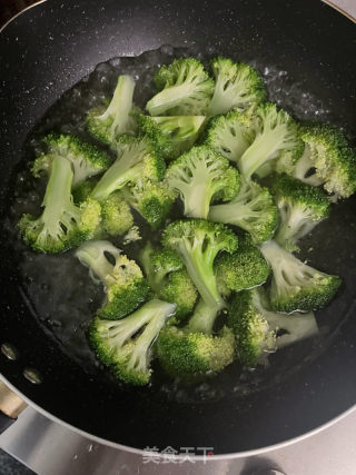 西蓝花炒虾仁的做法步骤：3