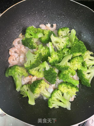 西蓝花炒虾仁的做法步骤：6