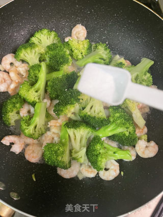 西蓝花炒虾仁的做法步骤：7