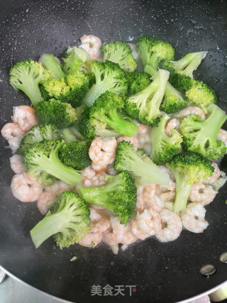 西蓝花炒虾仁的做法步骤：8