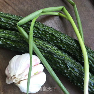 油泼黄瓜拌木耳的做法步骤：1