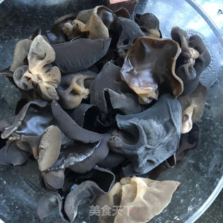 油泼黄瓜拌木耳的做法步骤：2