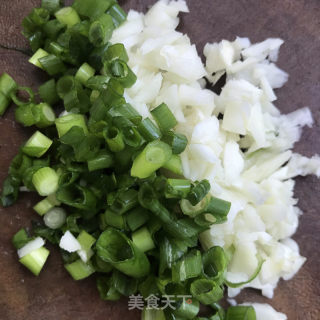 油泼黄瓜拌木耳的做法步骤：3