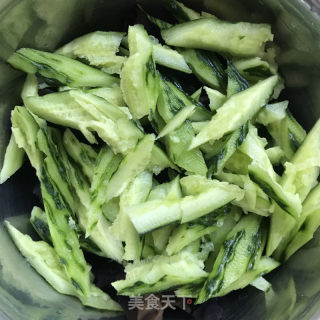 油泼黄瓜拌木耳的做法步骤：5