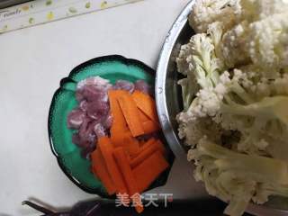 肉片炒花菜的做法步骤：1