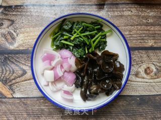 菠菜木耳拌洋葱的做法步骤：5