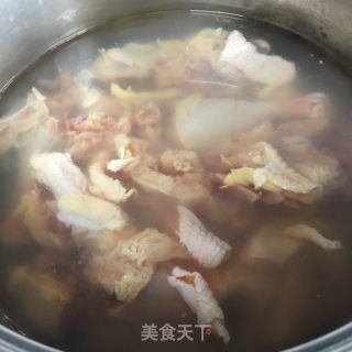 菌菇烧草鸡的做法步骤：1