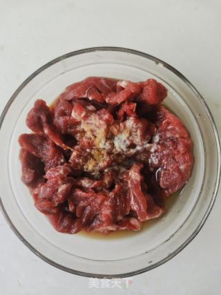牛肉辣白菜炒年糕的做法步骤：1