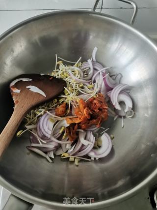 牛肉辣白菜炒年糕的做法步骤：9