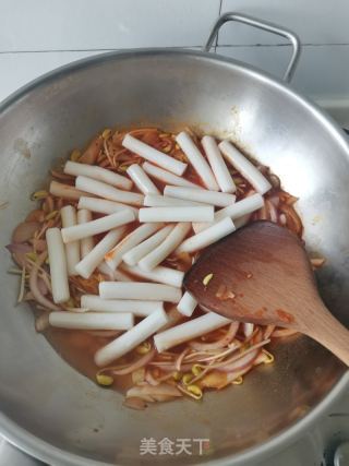 牛肉辣白菜炒年糕的做法步骤：11