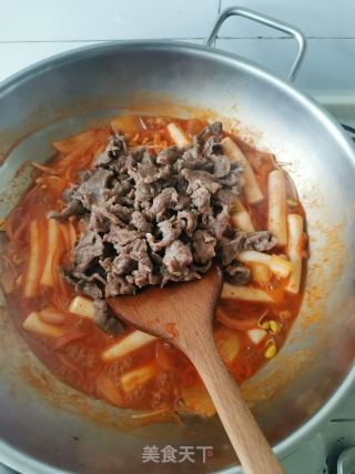 牛肉辣白菜炒年糕的做法步骤：12