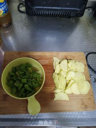 青椒土豆片的做法步骤：2