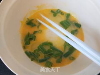山芹菜炒鸡蛋的做法步骤：2