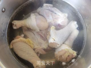 卤鸡腿去骨猪前肘的做法步骤：3