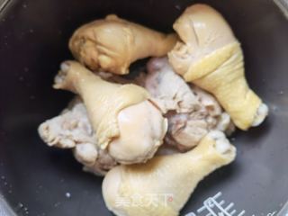 卤鸡腿去骨猪前肘的做法步骤：5