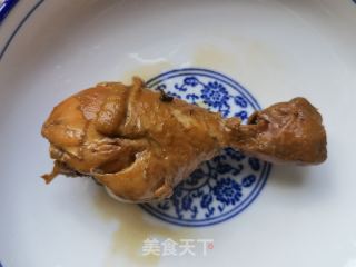 荷兰黄瓜洋葱拌鸡腿肉的做法步骤：1