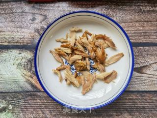 荷兰黄瓜洋葱拌鸡腿肉的做法步骤：2