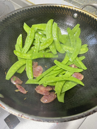 香肠炒荷兰豆的做法步骤：3