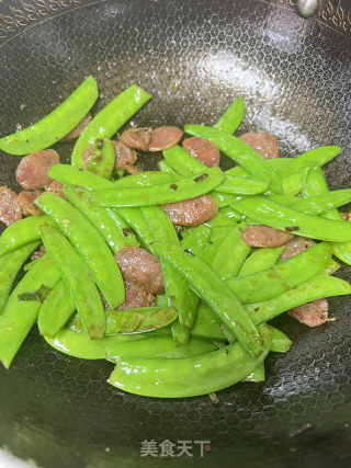 香肠炒荷兰豆的做法步骤：4