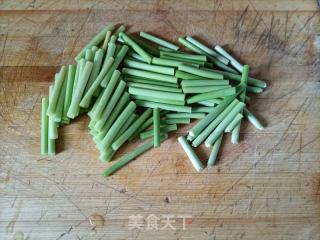 金包银（蒜苔豆腐鸡蛋新吃法）的做法步骤：1