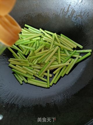 金包银（蒜苔豆腐鸡蛋新吃法）的做法步骤：7