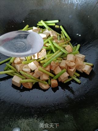 金包银（蒜苔豆腐鸡蛋新吃法）的做法步骤：9