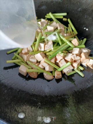 金包银（蒜苔豆腐鸡蛋新吃法）的做法步骤：10